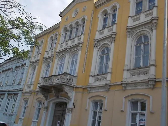 Apartament Voeroesmarty Ter Alba Regalǎ